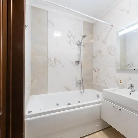 Apartment On Akhmatovoyi 32/18 Kyiv Exterior photo