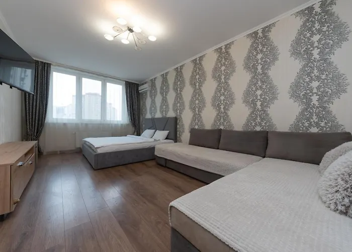 Apartment On Akhmatovoyi 32/18