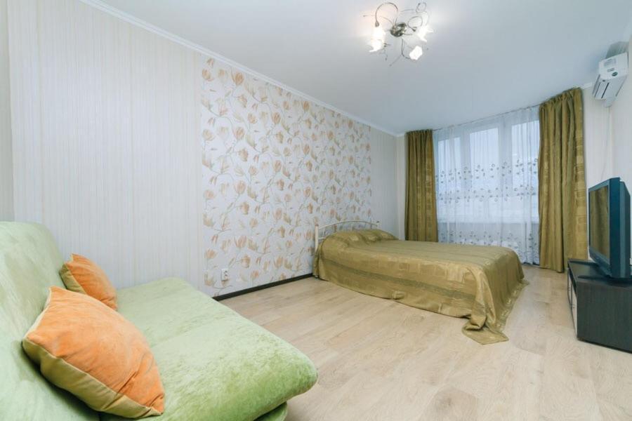 On Akhmatovoyi 32/18 Киев