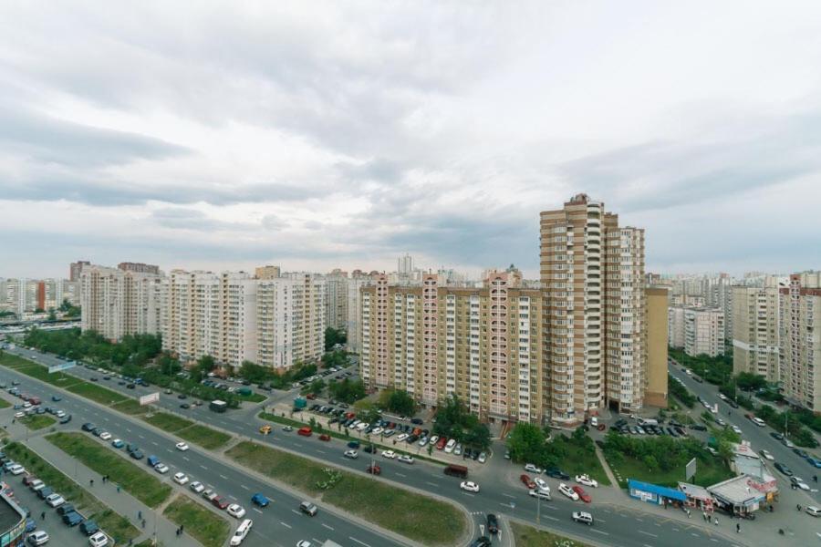 On Akhmatovoyi 32/18 Apartment Kyiv