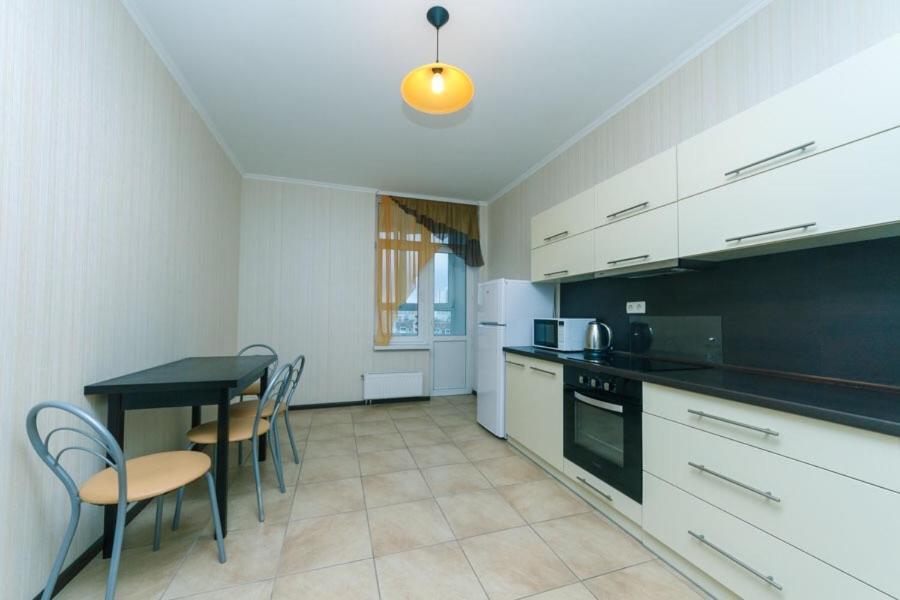 On Akhmatovoyi 32/18 Apartment Kyiv