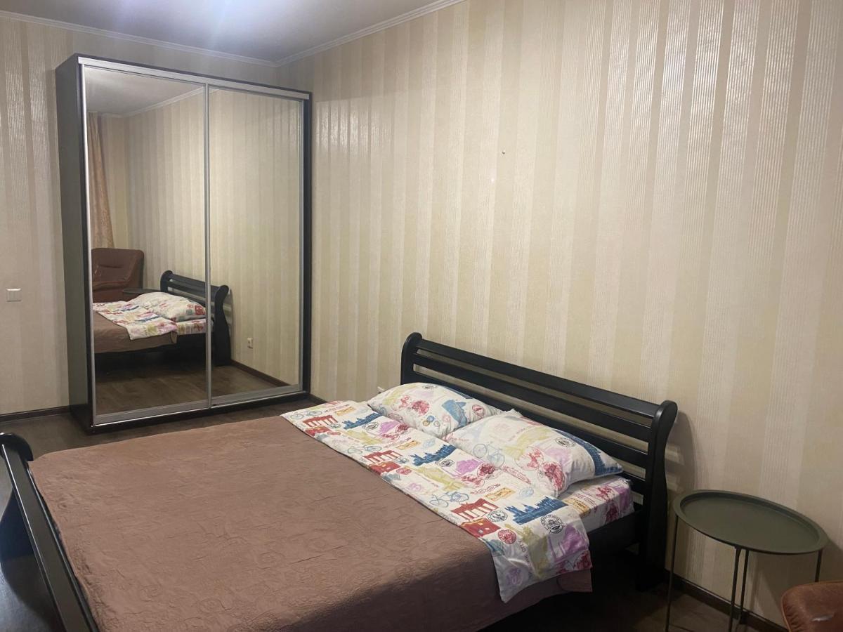 Apartment On Akhmatovoyi 32/18 *