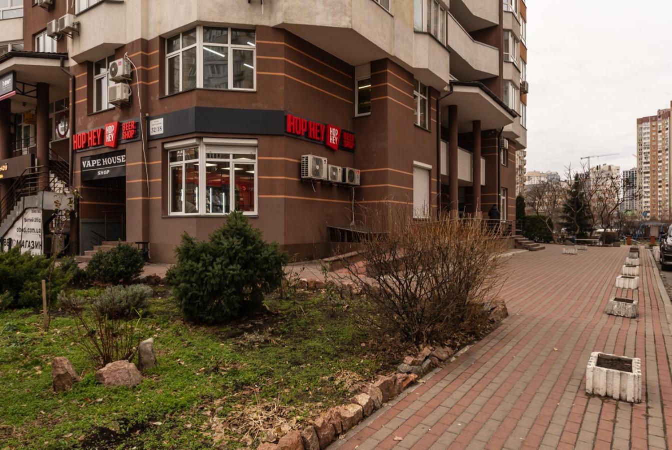 On Akhmatovoyi 32/18 Kyiv