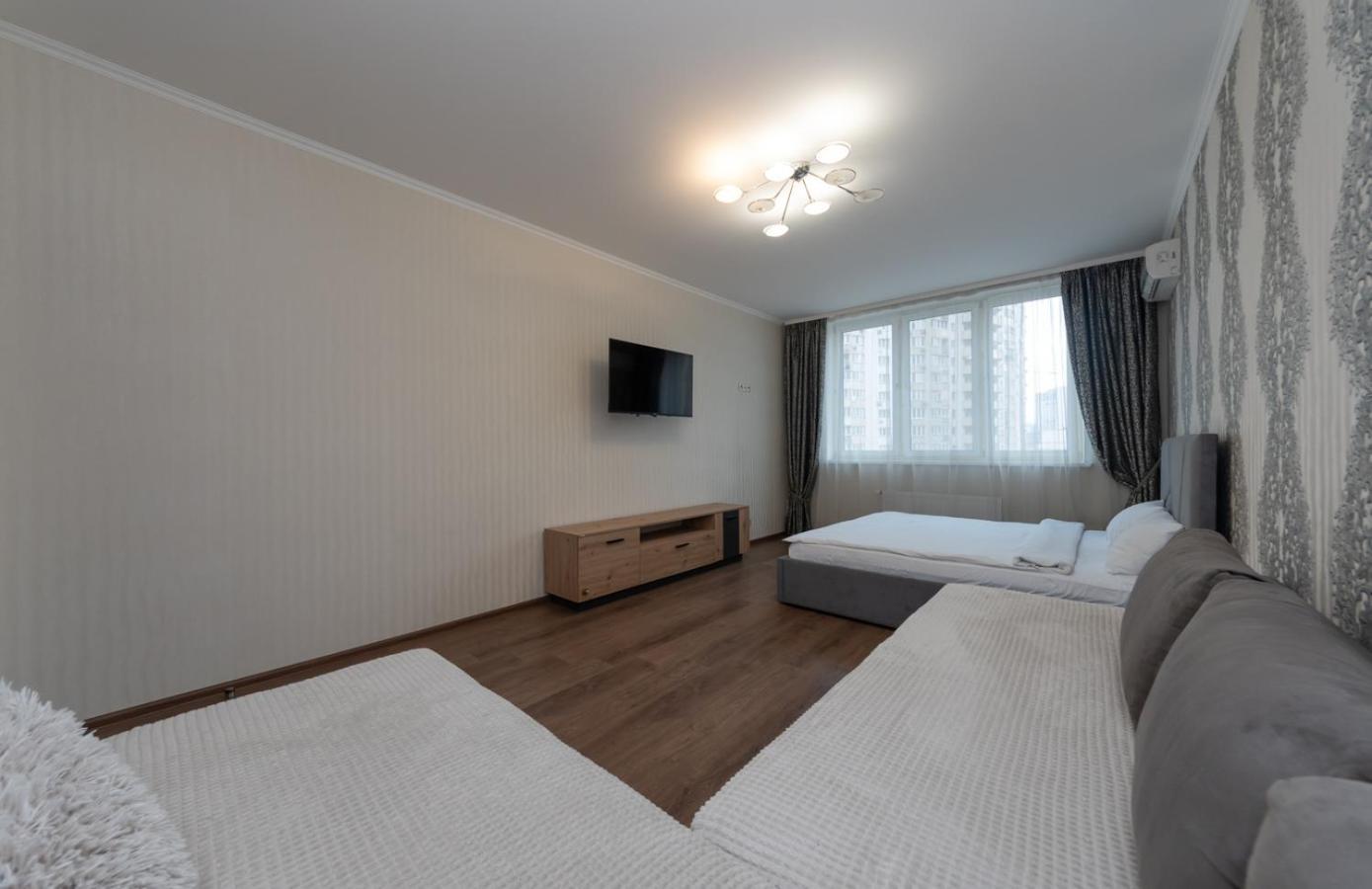 On Akhmatovoyi 32/18 Apartment Kyiv